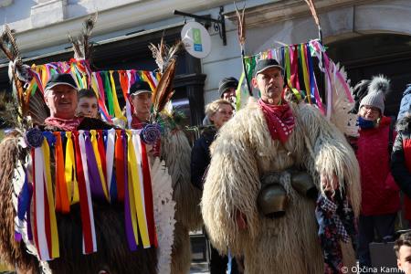 Kamnik so obiskali koranti iz Zamušanov pri Ptuju in v mestno jedro privabili nepregledno množico, željno ogleda tradicionalne pustne šege (77)